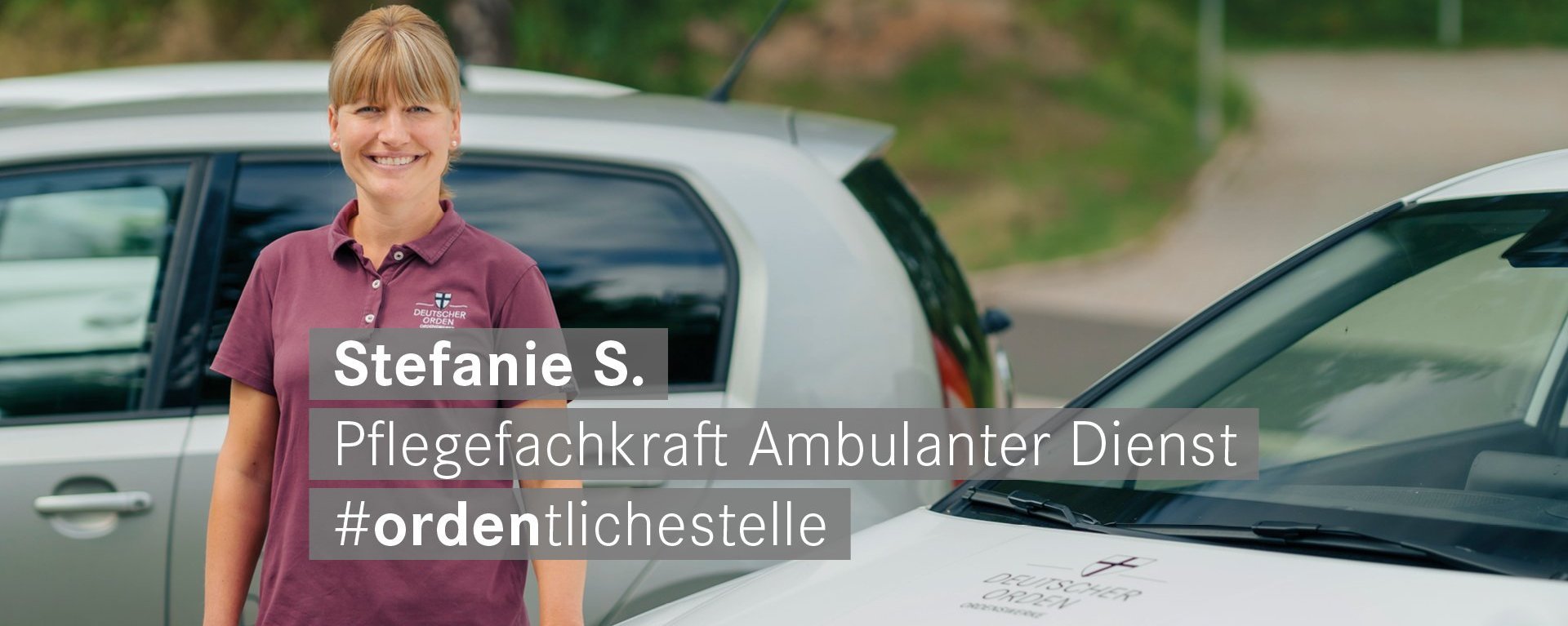 Pflegefachkraft fuer den Ambulanten Dienst mit Pony laechelt freundlich in die Kamera 